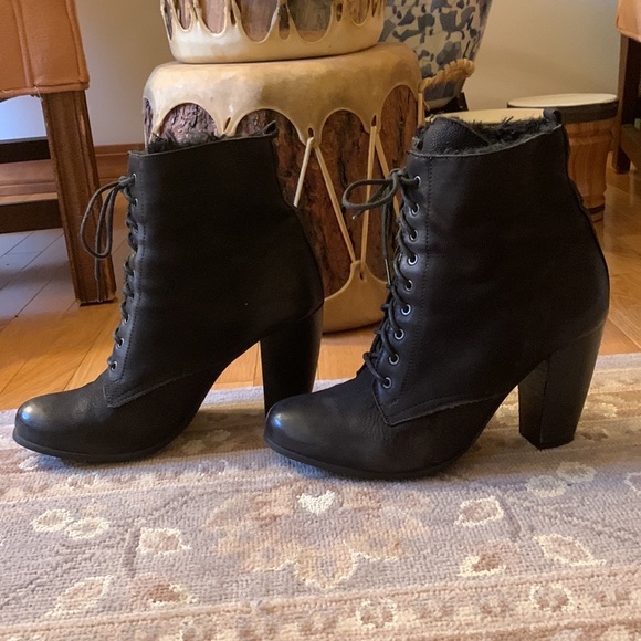 Boutique 9. Leather Lace Up Ankle Booties with Faux Fur lining size 9 - Picture 4 of 15